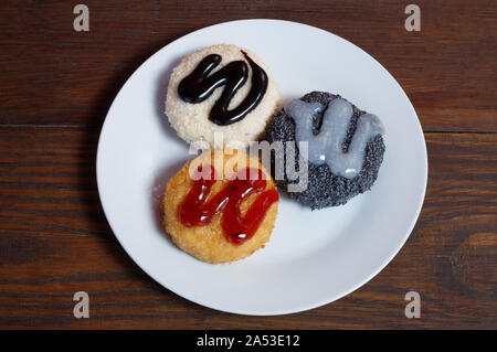 Gebratenes Eis. Mit Zusatzstoffen. Unterschiedliche Geschmäcker. Stockfoto