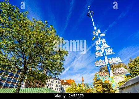 Blick auf den Maibaum auf dem Viktualienmarkt in München, Deutschland Stockfoto