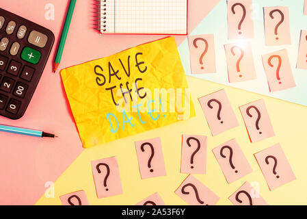 Schreiben Hinweis angezeigt Datum speichern. Das Konzept für die genannten Zukunft Hochzeit Datum auf ihrem Kalender Mathematik Material finden und Schreiben equ Stockfoto