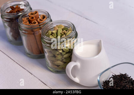 Traditionelle indische Masala Chai Tee Zutaten auf weiße Holztisch Stockfoto