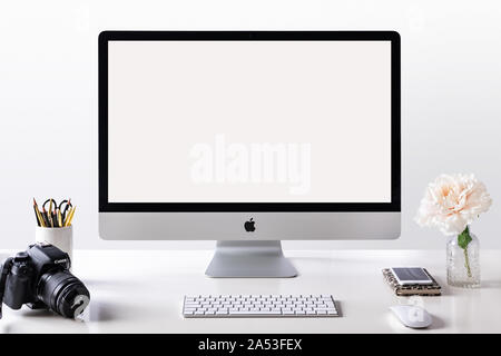 IMac desktop computer auf Tabelle gestaltete Foto. Mock-up mit einem leeren Bildschirm, Vorderansicht Stockfoto