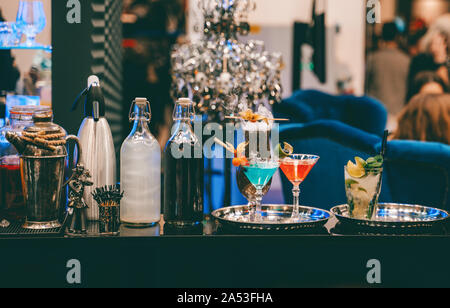 Foto von Bar mit Cocktails auf unscharfen Hintergrund Stockfoto