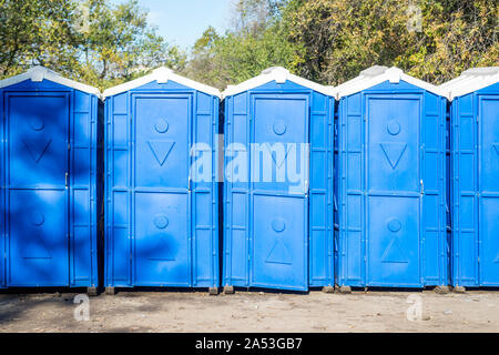 Lange Reihe von tragbaren Bio wc Kabinen. Blau Kabinen von bio Toiletten. Eine große Anzahl von Toiletten. Stockfoto