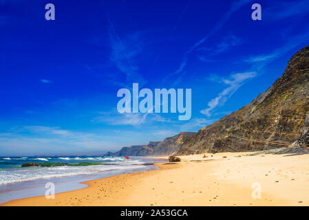 Blick auf den schönen Strand Praia do Castelejo an der Küste der Algarve in Portugal Stockfoto