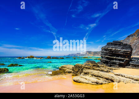 Blick auf den schönen Strand Praia do Castelejo an der Küste der Algarve in Portugal Stockfoto