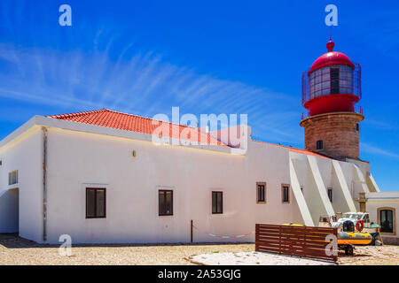 Blick auf den Leuchtturm von Cabo Sao Vicente, Sagres, Portugal Stockfoto