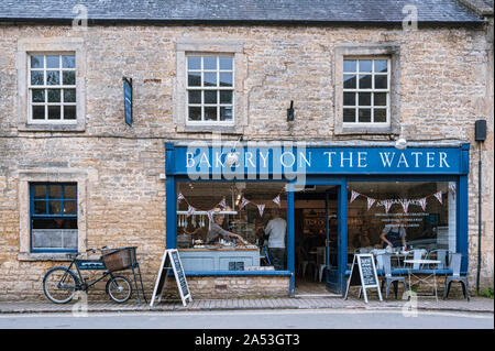 Den vorderen Eingang in die traditionellen Handwerker Bäcker shop in Bourton-on-the-Water, auch als Venedig des Cotswolds, Gloucestershire, England bekannt Stockfoto