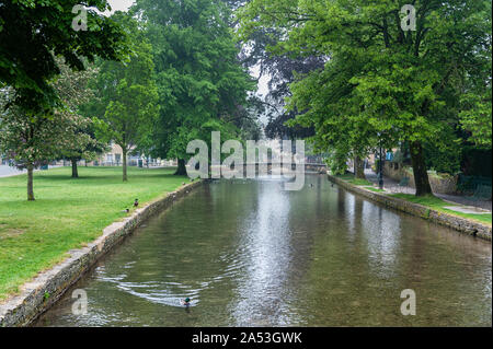 Stein Fußgängerbrücke über den Fluss Windrush in Bourton-on-the-Water, die auch als das Venedig der Cotswolds - Gloucestershire - England - Großbritannien bekannt Stockfoto