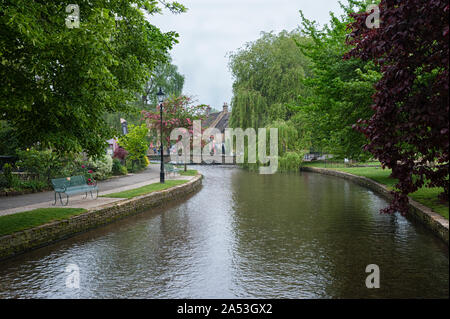 Stein Fußgängerbrücke über den Fluss Windrush in Bourton-on-the-Water, die auch als das Venedig der Cotswolds - Gloucestershire - England - Großbritannien bekannt Stockfoto