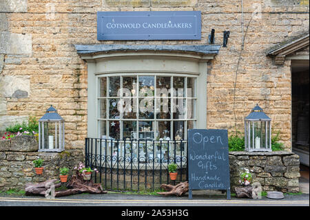 Der Eingang des Cotswold Candlemakers shop in Bourton-on-the-Water, die auch als das Venedig der Cotswolds - Gloucestershire - England UK bekannt Stockfoto