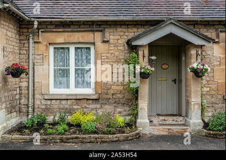 Traditionelle cotswold Stone Cottages von markanten gelben Kalkstein in dem schönen Dorf Bibury, Gloucestershire, England gebaut Stockfoto
