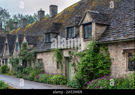 Traditionelle cotswold Stone Cottages von markanten gelben Kalkstein der Welt berühmten Arlington Row, Bibury, Gloucestershire, England gebaut Stockfoto