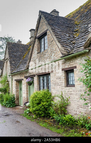 Traditionelle cotswold Stone Cottages von markanten gelben Kalkstein der Welt berühmten Arlington Row, Bibury, Gloucestershire, England gebaut Stockfoto