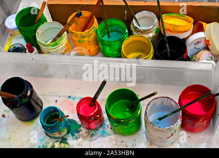 Gläser unterschiedliche Farben; Stockfoto