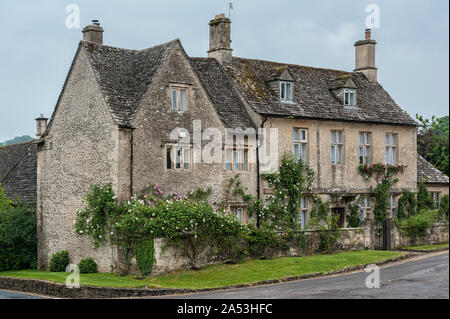 Traditionelle cotswold Stone Cottages von markanten gelben Kalkstein in dem schönen Dorf Bibury, Gloucestershire, England gebaut Stockfoto