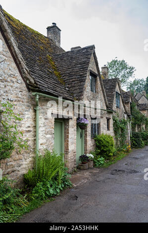 Traditionelle cotswold Stone Cottages von markanten gelben Kalkstein der Welt berühmten Arlington Row, Bibury, Gloucestershire, England gebaut Stockfoto