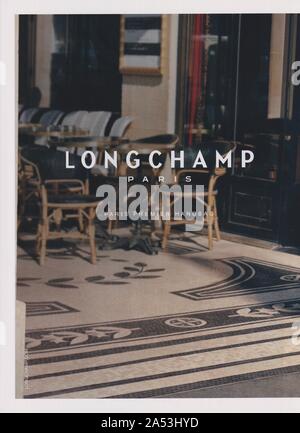 Plakat werbung Longchamp Fashion House mit Alexa Chung in Papier Magazin von 2016 Jahr, Werbung, kreative Longchamp Anzeige von 2010 s Stockfoto