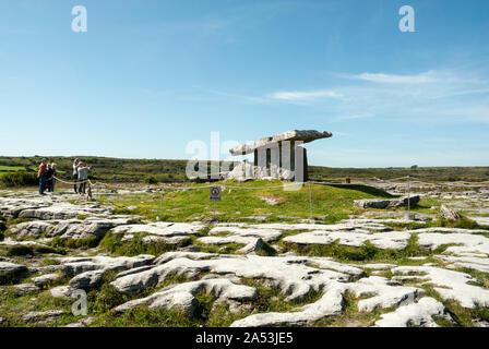 Poulnabrone Cairn oder Portal Grab ist das älteste Megalith-monument in Irland. Stockfoto