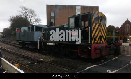 Dartmouth Steam Railway GWR Klasse 03D2192 'Titan' und Guard Wagen in Paignton, Devon, England, UK. Stockfoto