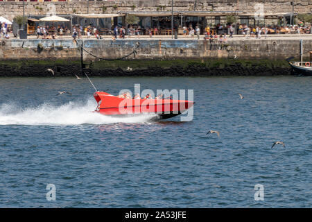 Jet Boot in Porto, Portugal. High speed rot Boot über den Fluss Douro Stockfoto