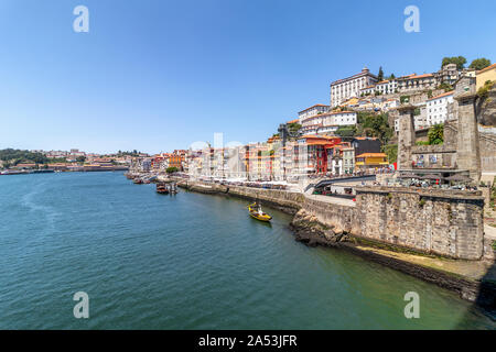 Porto, Portugal Altstadt Skyline aus über den Fluss Douro Stockfoto