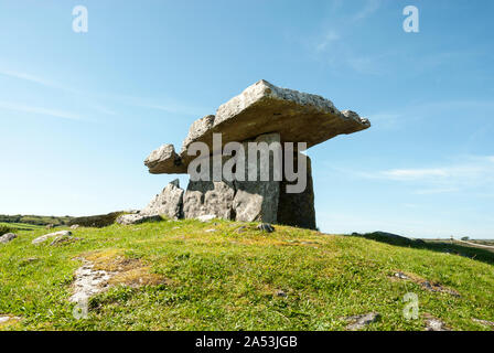 Poulnabrone Cairn oder Portal Grab ist das älteste Megalith-monument in Irland. Stockfoto