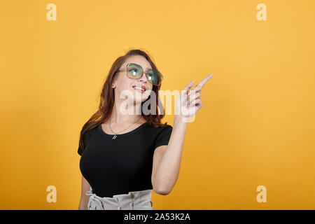 Smart gitl irgendwo, wie Sie will zeigen, etwas Interessantes zu jemand zeigen Stockfoto