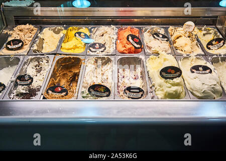 Eisauslage mit klassischen und ungewöhnlichen Geschmacksrichtungen im Eiscafé Nossi-Be, Bilbao, Spanien Stockfoto