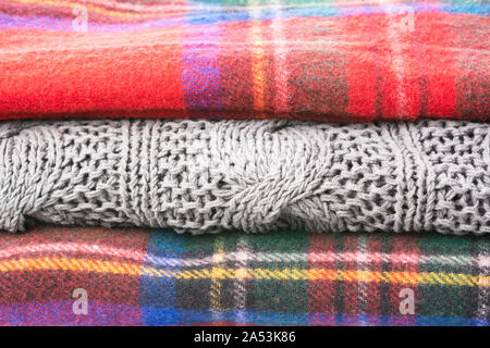Stapel von gemütlichen Winter Wolldecken in Tartan rot, blau, grau Farben, selektiven Fokus Stockfoto