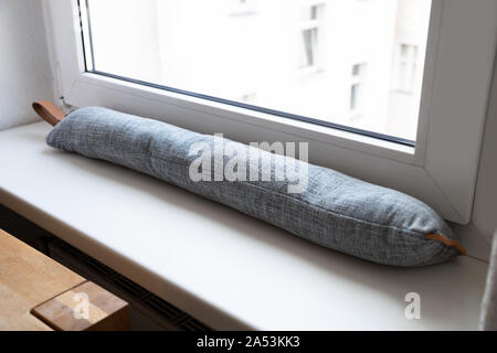 Entwurf der Abstreifdichtung unter Fenster blockieren kalte Luft von Unterwegs Stockfoto