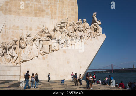 Detail des 1960 Beton Padrão dos Descobrimentos (Denkmal der Entdeckungen) am Nordufer des Flusses Targus, Belém, Lissabon, Portugal. Stockfoto