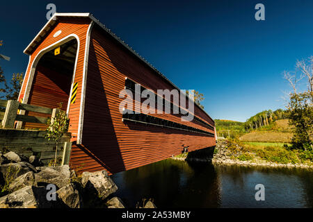 Jean-Chassé Covered Bridge SS Saint-René-de-Matane, Quebec, CA Stockfoto