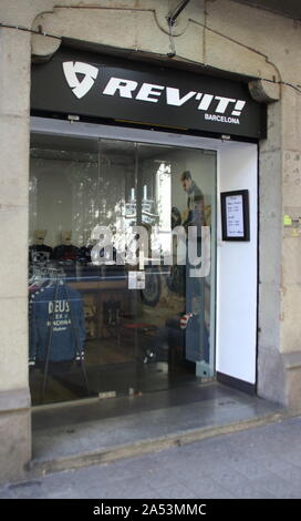 Barcelona, Spanien. 3. Okt, 2019. Rev'it Store in Barcelona gesehen. Credit: Keith Mayhew/SOPA Images/ZUMA Draht/Alamy leben Nachrichten Stockfoto