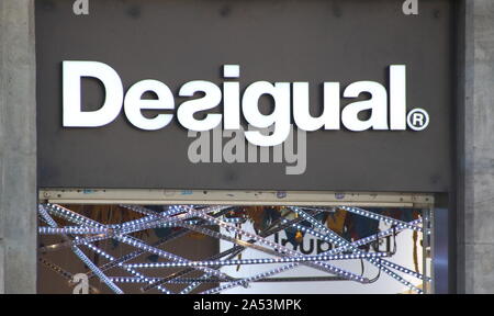 Barcelona, Spanien. 3. Okt, 2019. Desigual Store in Barcelona gesehen. Credit: Keith Mayhew/SOPA Images/ZUMA Draht/Alamy leben Nachrichten Stockfoto