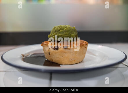 Huhn hausgemachte Glutenfreie Pot Pie von preisgekrönten Pieminister (Oxford, überdachte Markt, Vereinigtes Königreich). Leckeres Essen, Englisch rot-wein Soße. Stockfoto