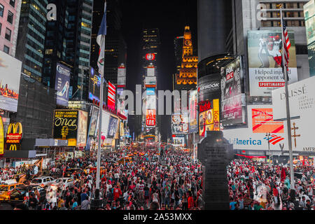 Screenshot des Times Square bei Nacht, Juli 2013, Manhattan, New York City, Vereinigte Staaten von Amerika. Schöne Nacht Fotografie der Plakate! Stockfoto