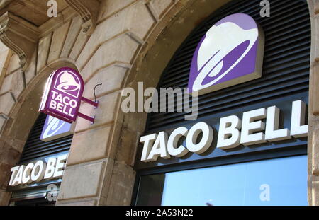 Barcelona, Spanien. 3. Okt, 2019. Taco Bell Logo außerhalb einer Niederlassung in Barcelona gesehen. Credit: Keith Mayhew/SOPA Images/ZUMA Draht/Alamy leben Nachrichten Stockfoto