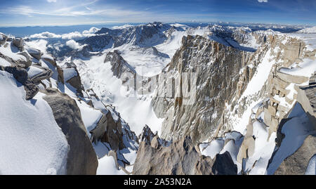 Panorama Blick nach Süden und unten von in der Nähe der Gipfel des Mount Whitney, der höchste Gipfel der aneinandergrenzenden Staaten der USA Stockfoto