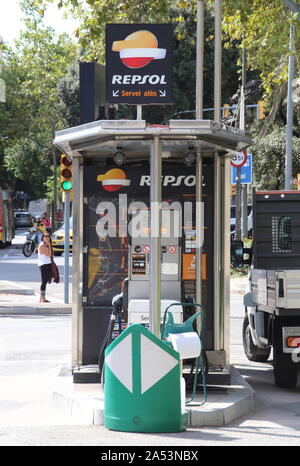 Barcelona, Spanien. 3. Okt, 2019. Repsol Tankstelle in Barcelona gesehen. Credit: Keith Mayhew/SOPA Images/ZUMA Draht/Alamy leben Nachrichten Stockfoto