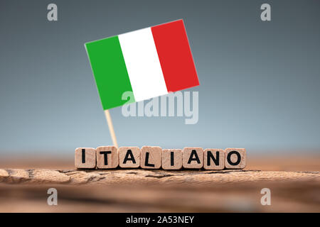 Italienische Wort gebildet mit Holzblock und Flagge auf dem Schreibtisch Stockfoto