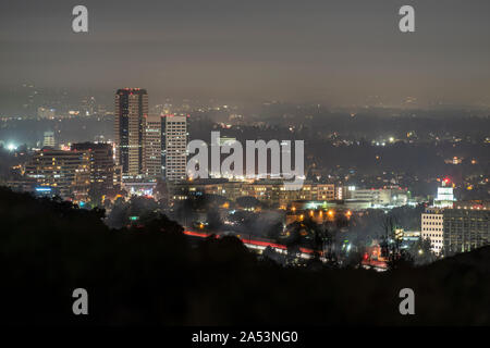 Neblige nacht Ansicht der Burbank media Bezirk im San Fernando Valley Gegend von Los Angeles, Kalifornien. Von hilltop in beliebten Griffith Park geschossen Stockfoto