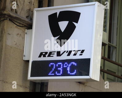 Barcelona, Spanien. 3. Okt, 2019. Rev'it Store in Barcelona gesehen. Credit: Keith Mayhew/SOPA Images/ZUMA Draht/Alamy leben Nachrichten Stockfoto