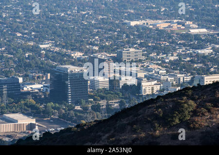 Nebeliger morgen twilight Ansicht der Burbank media Bezirk im San Fernando Valley Gegend von Los Angeles, Kalifornien. Von hilltop in beliebten Gr Schuß Stockfoto