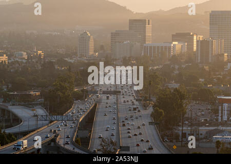 Dunstiger morgen Blick auf Pendler auf der 134 Ventura Freeway in der Nähe von Los Angeles in Downtown Glendale, Kalifornien. Stockfoto