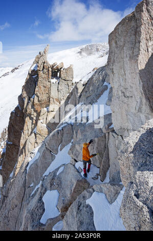 Mann Climbing Mount Muir in die Berge der Sierra Nevada Stockfoto