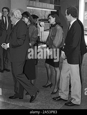 Washington DC, USA, 19. Februar 1984 Prinzessin Grace Foundation Mittagessen an der United States State Department, Fürst Rainier III (links) Prinzessin Caroline (Mitte) Prinzessin Stephanie (2. von rechts) und Prinz Albert (rechts) kommen an der Rezeption Stockfoto