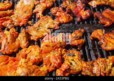 Mariniertes Huhn Stück grillen auf Holzkohle Grill Stockfoto