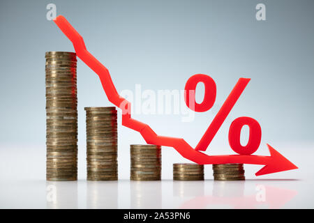 Zinssatz abnehmende Graph aus gestapelten Münzen Stockfoto