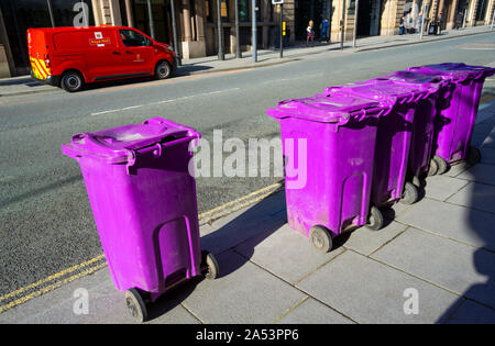 Lila wheelie bins auf einer Straße in Liverpool Stockfoto
