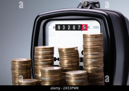 Nahaufnahme eines gestapelten Münze Messen auf Kilowattstunden Stromzähler Stockfoto